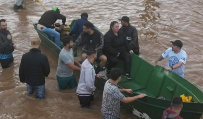 Ajuda humanitária para uma família que perdeu tudo na enchente no RS