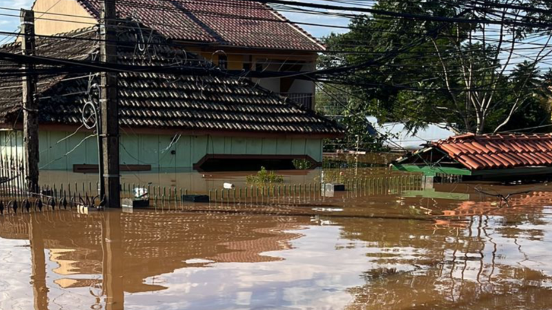Reerguer nossa vida - nossa casa está debaixo d’água. Inundação