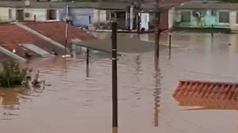 Uma mão amiga para reconstruir nossa casa e loja!