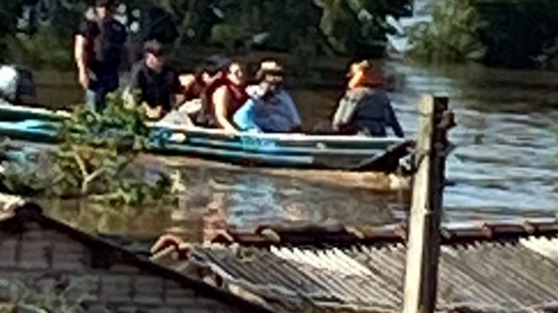 Ajuda após a enchente .