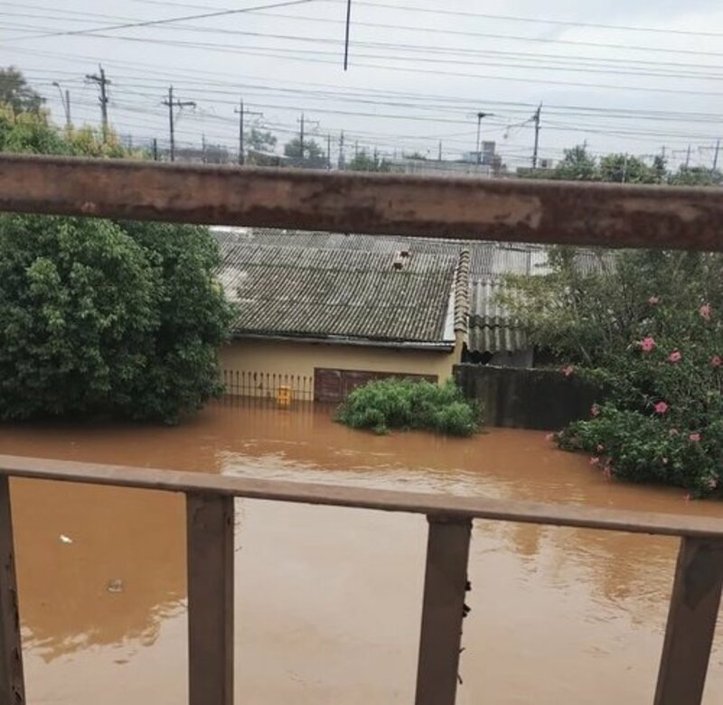 Ajude a reconstruir a casa da minha avó e dindos