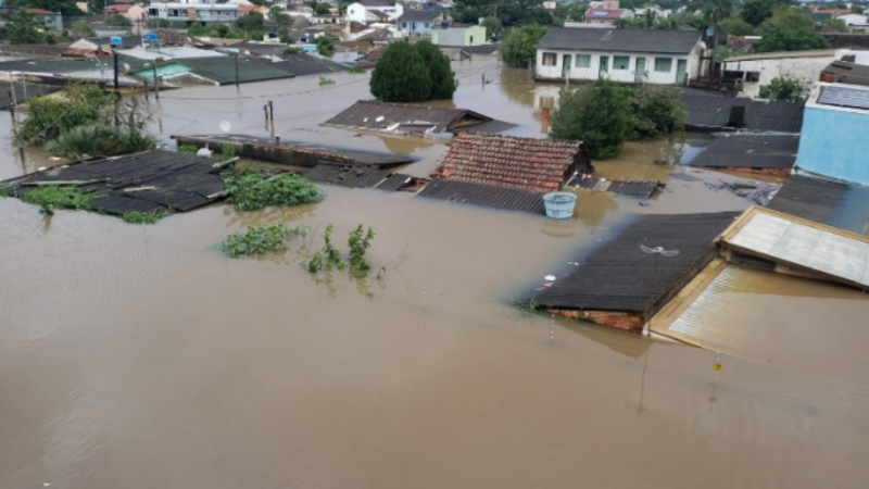 Enchente Thyara e RAfael Delfino família 