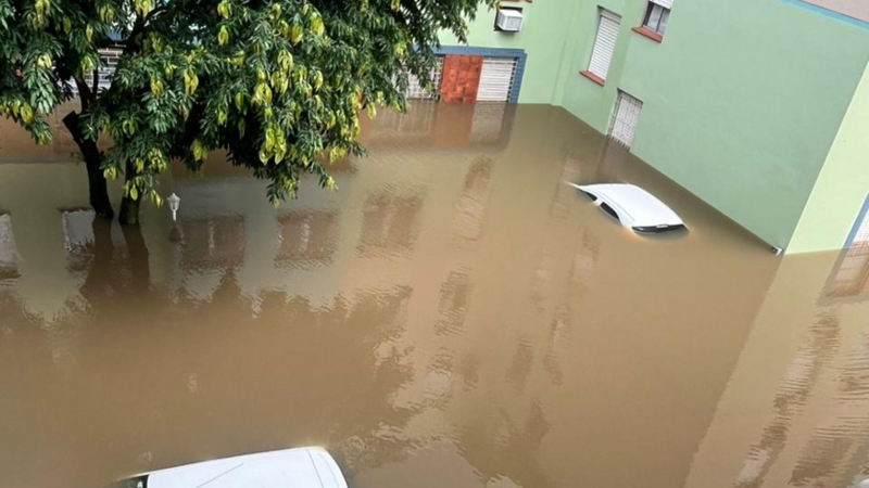 Ajuda para recomeçar após enchente no bairro Sarandi