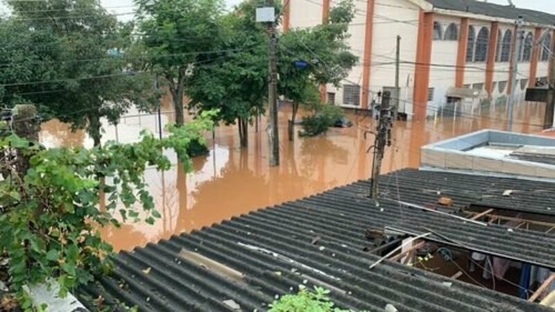 Enchentes RS: famílias Josiane Santana e Dariano Tolfo