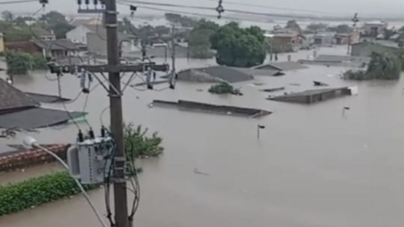 Ajuda para reconstruir as casas de amigos atingidos pelas enchentes