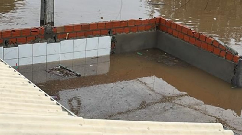 ajudar duas familias reconstruirem suas casas depois da enchente no RS
