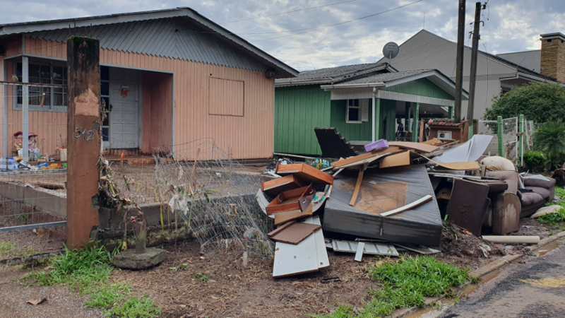 Ajuda a famílias atingidas pela enchente em Três Coroas - RS