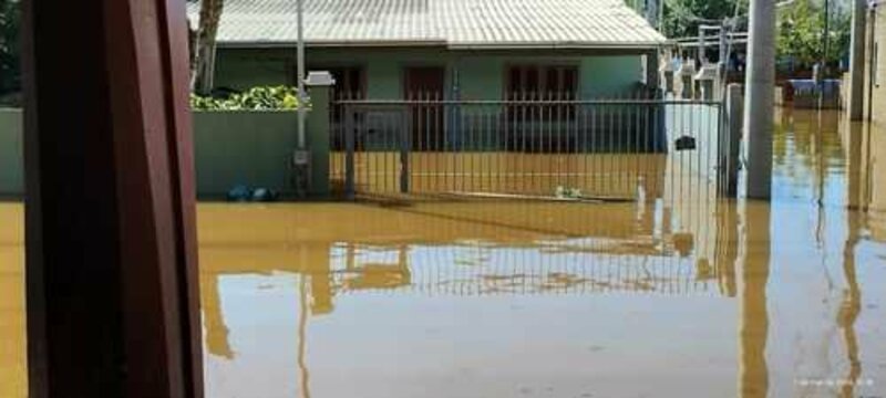 Precisamos de ajuda, perdemos tudo na enchente.