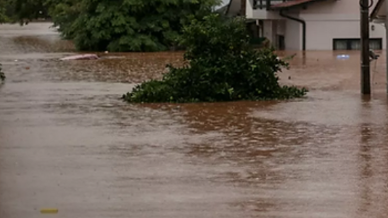 Raquel perdeu tudo na enchente! Ajude!