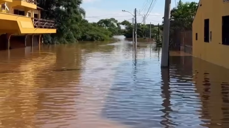 Ajuda na reconstrução após a enchente