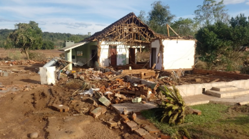 Ajuda para construir uma casa, que se foi com a enchente 