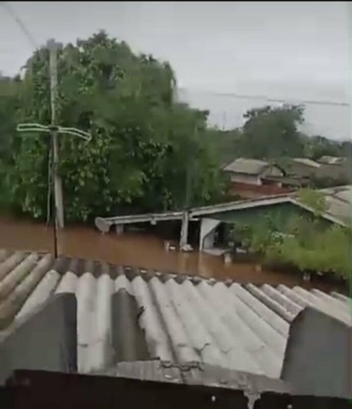 Ajuda familiares atingidos enchente RS