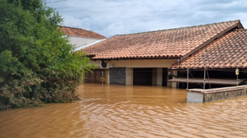 Ajuda para reconstruir a casa