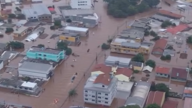 Ajude Magaiver reerguer a casa dos seus familiares - Assist Magaiver in rebuilding his family's home 