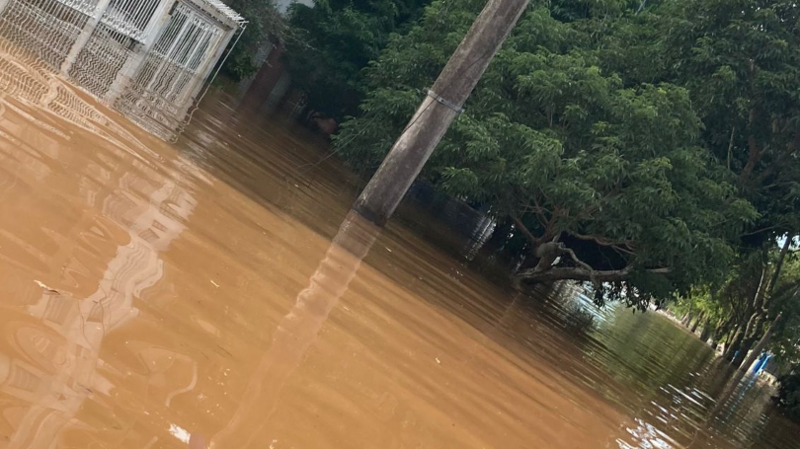 Mantimentos para desabrigados da enchente em Porto Alegre