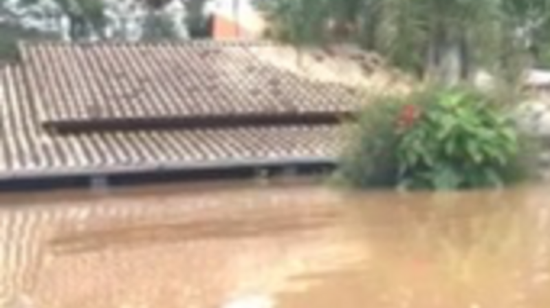 AJUDE A MINHA AVÓ A RECONSTRUIR SEU LAR NOVAMENTE 