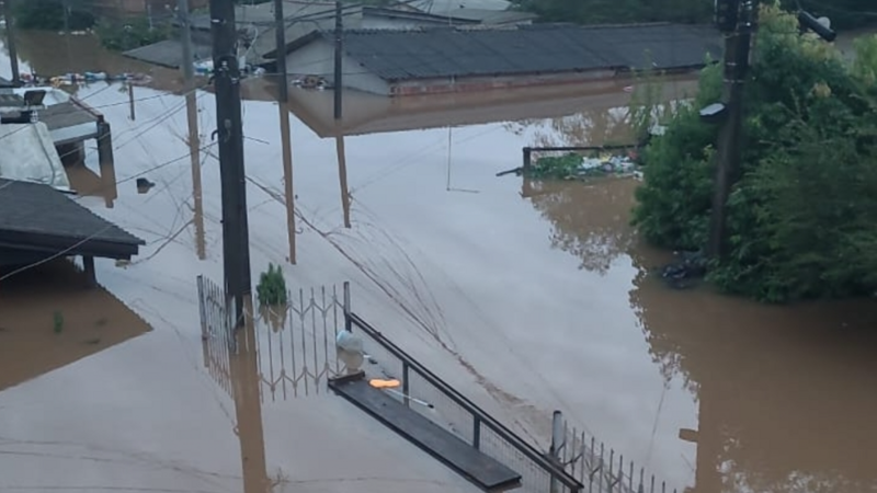 Ajuda de reconstrução de uma vida inteira  de trabalho levada pela enchente