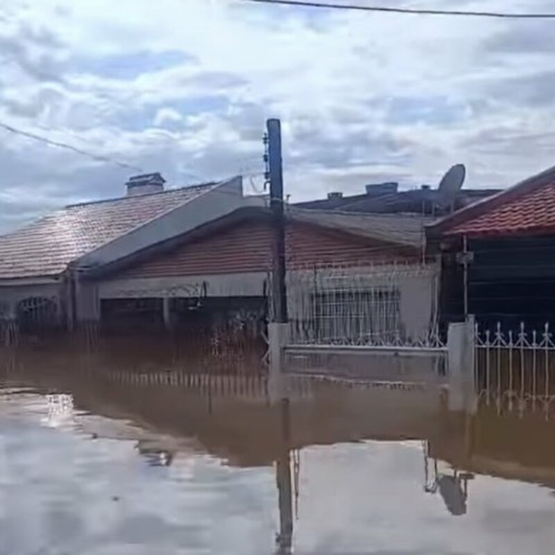 Mãe e Filha atingidas pela enchente do Rio Grande do Sul