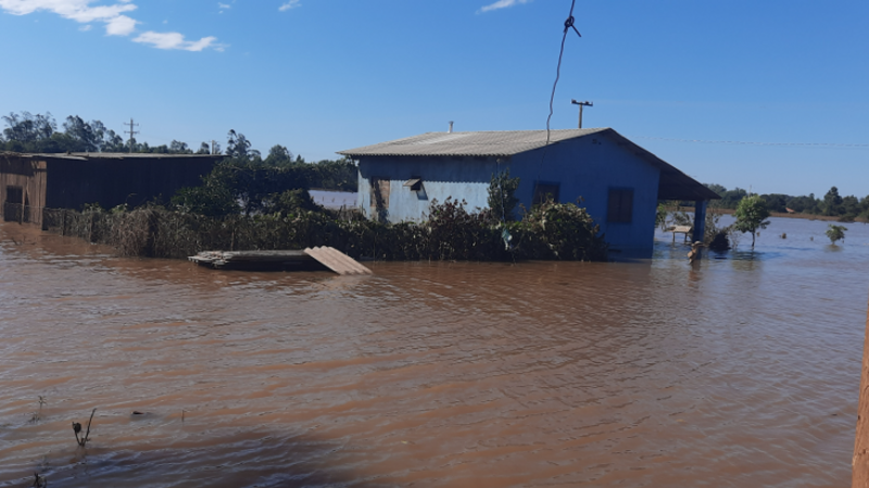 Ajude a reconstruir minha casa que foi destruída pela enchente no dia 30 de abril no RS