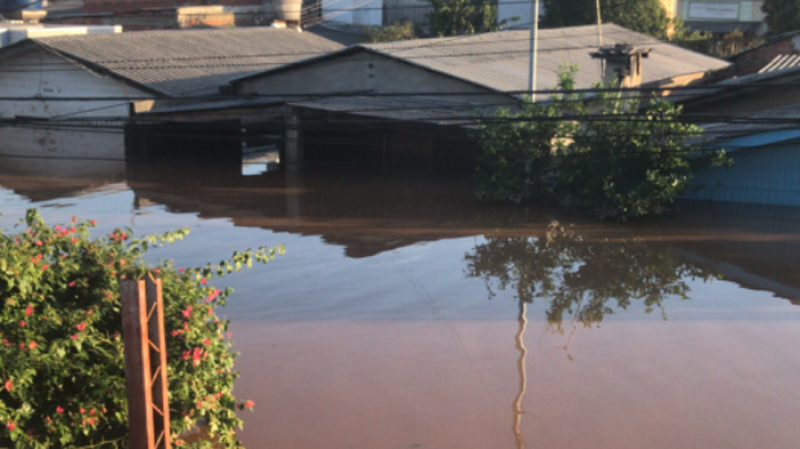 Perdemos tudo na enchente inclusive máquina de trabalho. 