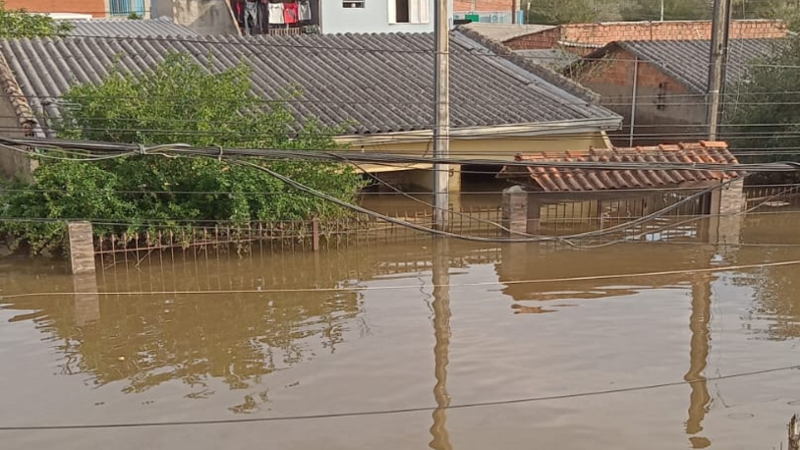 Uma mãozinha amiga para ajudar a  Cris e a Eliane a reconstruir suas casas devastadas pela enchente.