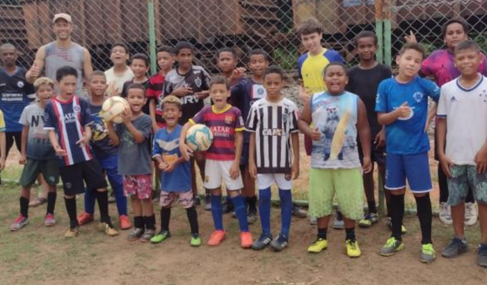 Ajuda para materiais esportivos- Escolinha comunitária 
