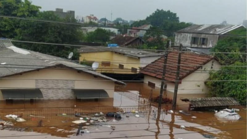 Família atingida por enchente no RS