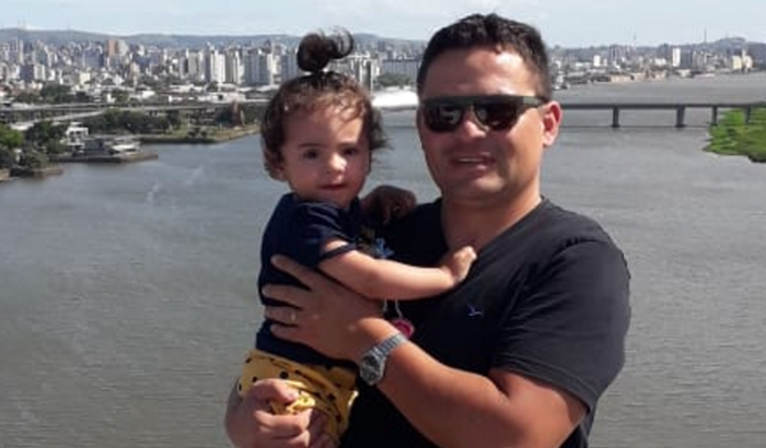 Ajuda p comprar um barco e resgatar famílias na enchente .