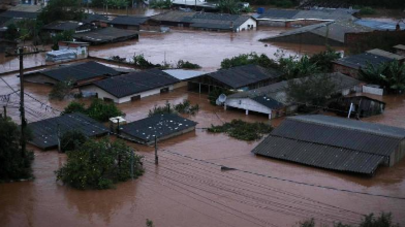 Ajuda para recuperar as casas alagadas