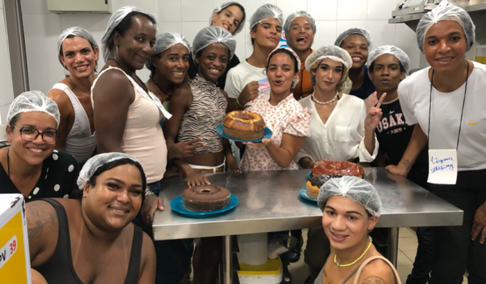 AJUDE NO EMPREENDIMENTO DE UMA TRAVESTI