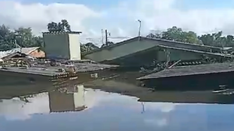 Ajude minha mãe por causa da enchente.