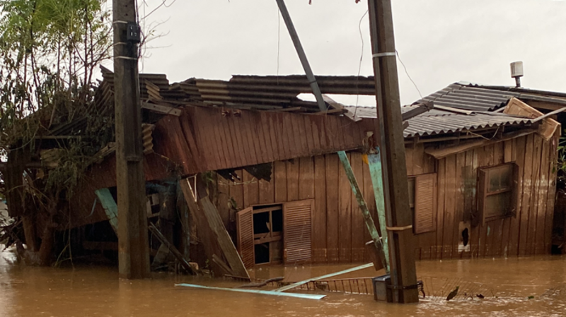 Ajude a Lavínia a recuperar a casa da sua família 