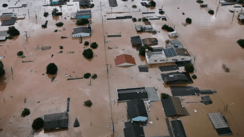 Reerguendo lares perdidos na enchente do RS.
