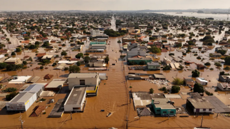 Uma mão amiga para recuperar parte do que perdemos na enchente.