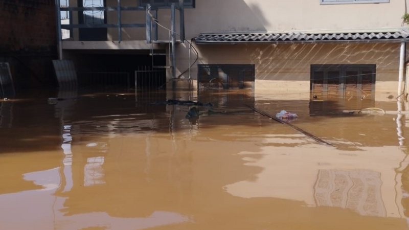 Ajuda para que meus familiares possam reconstruir suas casas 