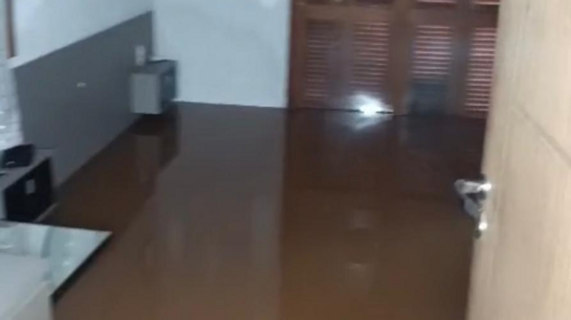 Ajude o Paulo e a Amanda a reconstruir suas vidas