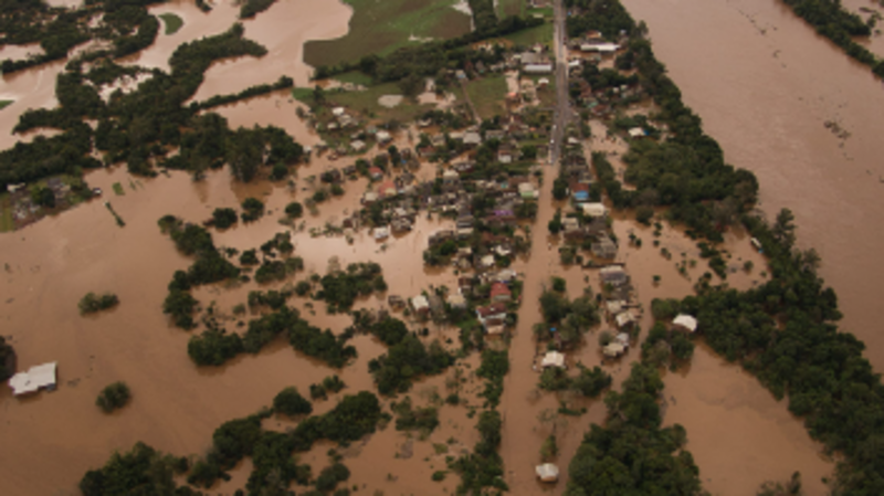 Ajuda para reconstruir as casas da Família Schneider invadidas pela enchente no RS