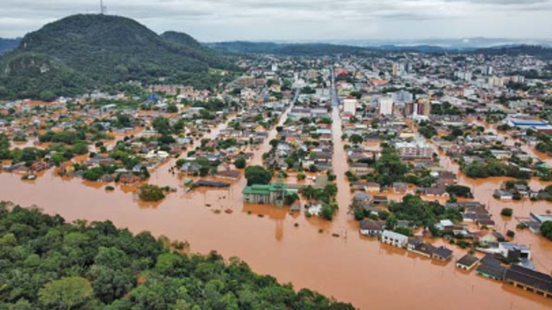 Ajuda André Luis Wolff após a inundação