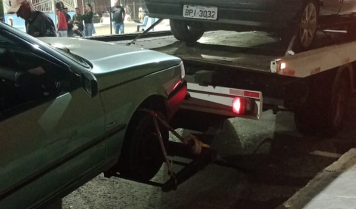 NOS AJUDE A TIRAR O CARRO DO PATIO