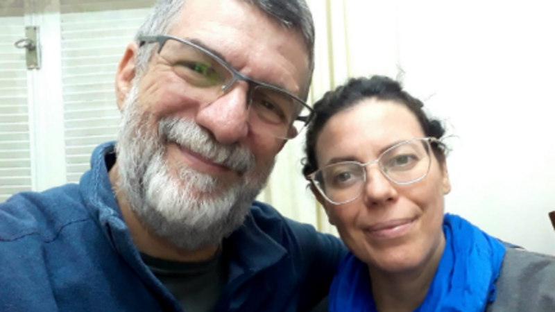 Ajude o Marcelo e a Bianca a reiniciar seu trabalho depois das enchentes no RS