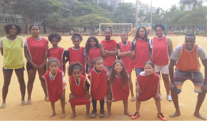 Apoie as meninas do JK a se tornarem atletas do futebol.