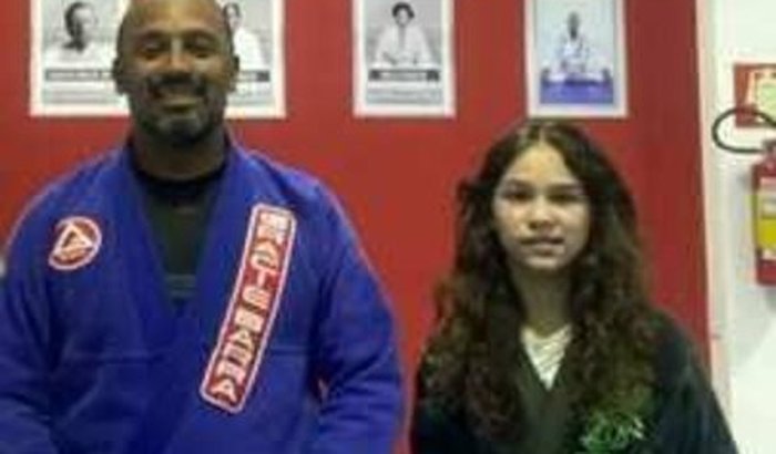 Ajuda a Lara conseguir ir no campeonato de jiu-jitsu, ela e PCD