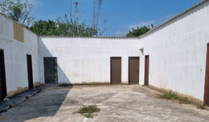 Ajude na construção do telhado do pátio interno