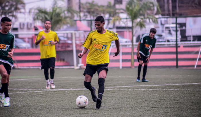 Ajuda para viajar e jogar futebol fora do País