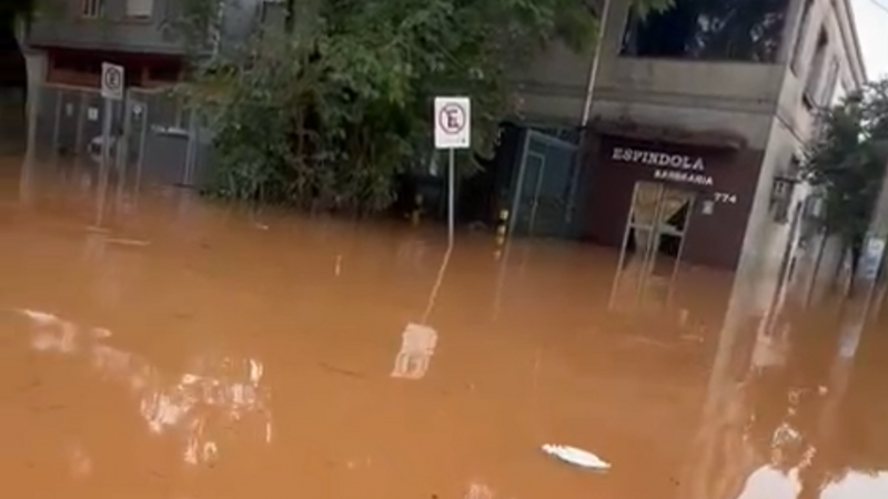 Minha barbearia foi tomada de água pela enchente em Porto Alegre 