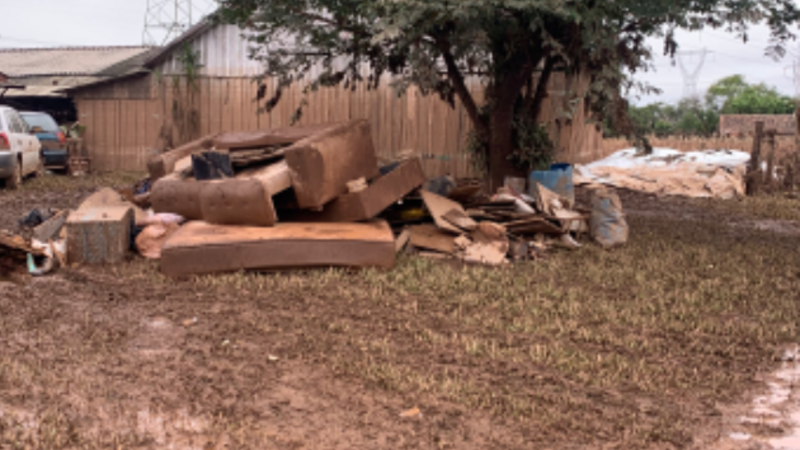 Uma mão amiga para ajudar minha avó e meus tios a reconstruírem sua casa.