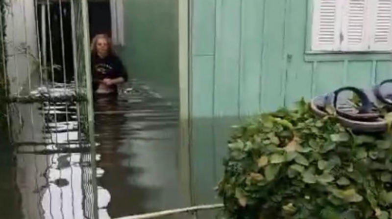 Ajude a Sabrina e a Lena reconstruir sua casa