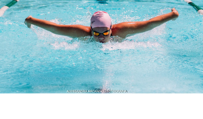 Ajude a Annita a competir no campeonato nacional de natação.