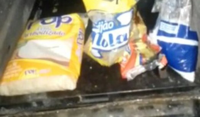 Grávida de gêmeos, com filho pequeno.