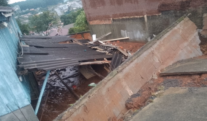 Ajude a reconstruir a casa do Kalion e da Maria